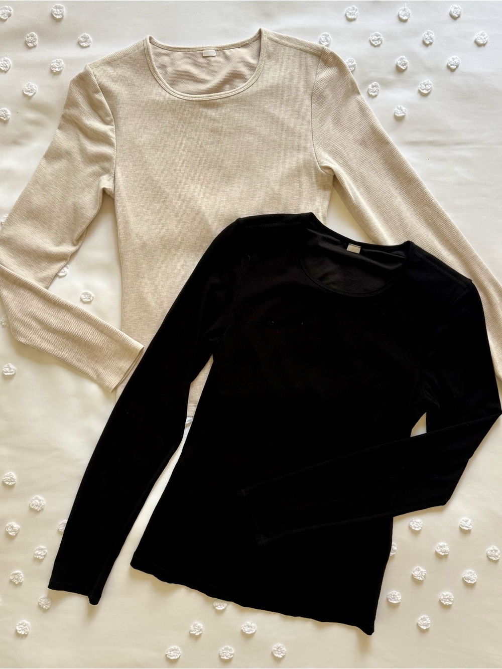 Two Long Sleeve Yoga Tops with Built-In Shelf Bra - Black & Cream + Free Gift 🎁